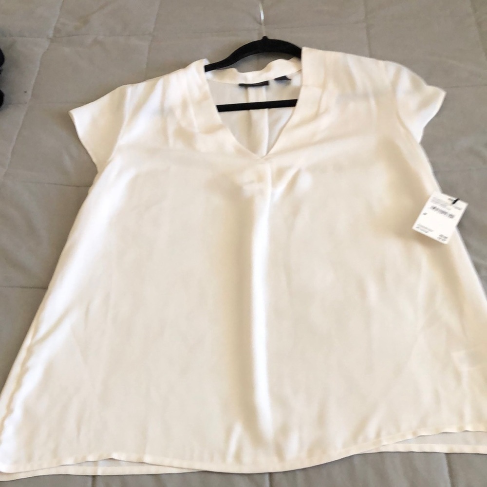 NWT Halogen ivory Blouse V neck. Med. cap sleeve loose fit